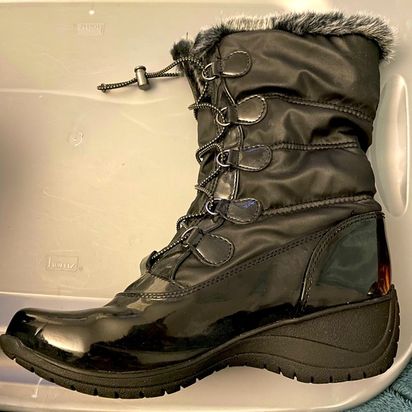 Black weatherproof winter boots - never worn! - Picture 1 of 2